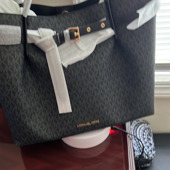 Beautiful new Michael Kors tote - Picture 7 of 11